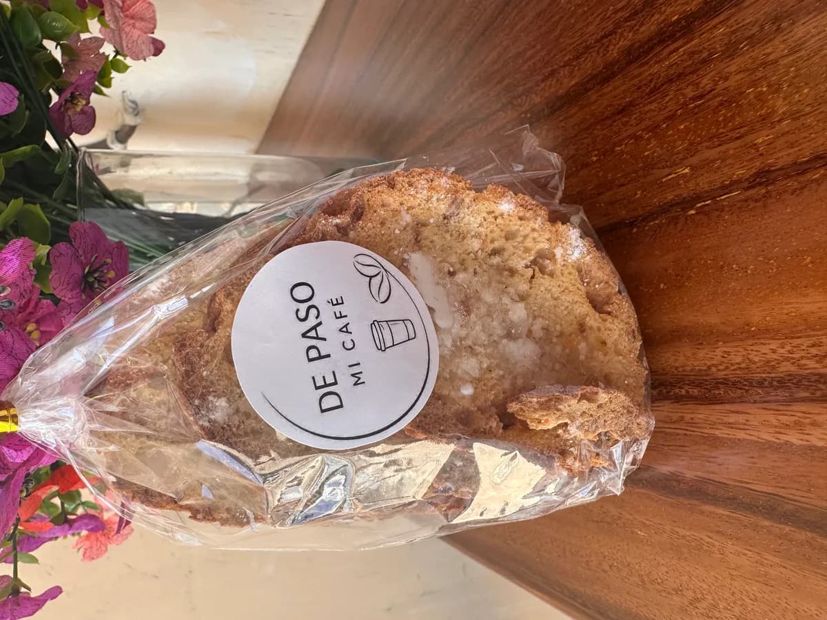 Pan de masa madre con mantequilla y azúcar glass